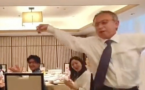 (影) 被北京迷昏了頭? 沖繩知事宴會上跳民族舞蹈引議論 本人發推澄清