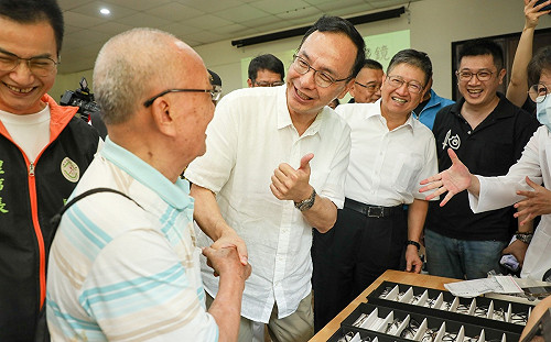 柯曝郭董最想併購國民黨 朱立倫：理念是無價的 