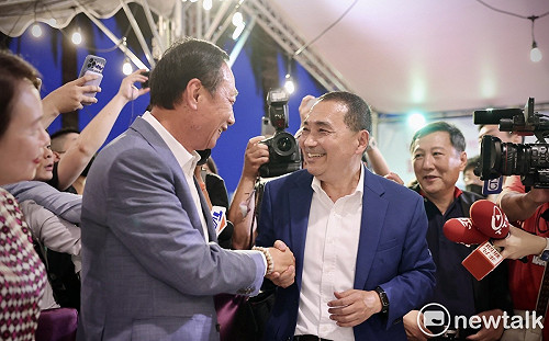 同框破冰？ 睽違兩個月侯、郭台東終合體但互動少