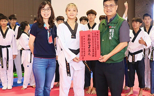 高心怡世界中學跆拳道賽奪金 高市教育局頒發獎勵金