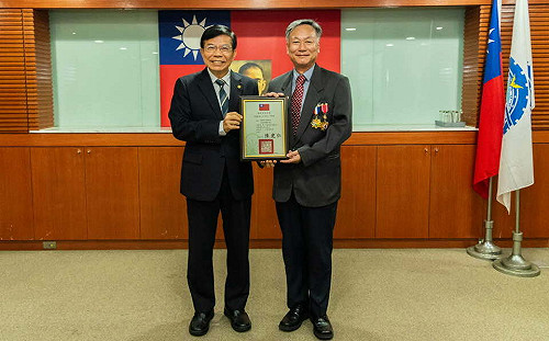 鄭明典畢業囉！網友留言：恭喜 颱風可以來了