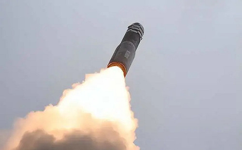 「冷發射」、射程1.5萬公里! 北韓試射火星砲-18新型洲際導彈引關注