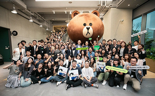 (影)賴清德走訪LINE總部 首次挑戰「煎鬆餅」險失手燒焦