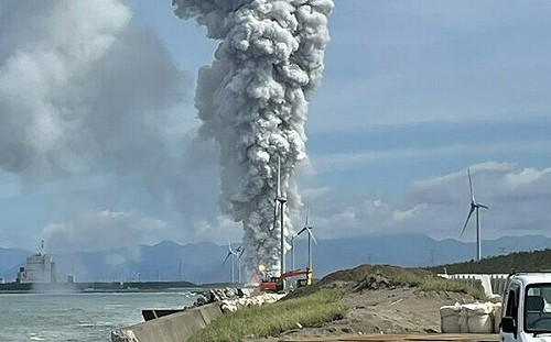 (影)日本JAXA「艾普斯龍S」引擎測試爆炸意外 烈焰濃煙吞噬試驗場