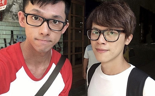 阿滴與HowHow十年前合照曝光！網笑：臉的尺寸變了