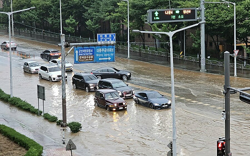 暴雨襲南韓 首爾多處車道變水道 釀 10 失蹤、9000戶無電可用 