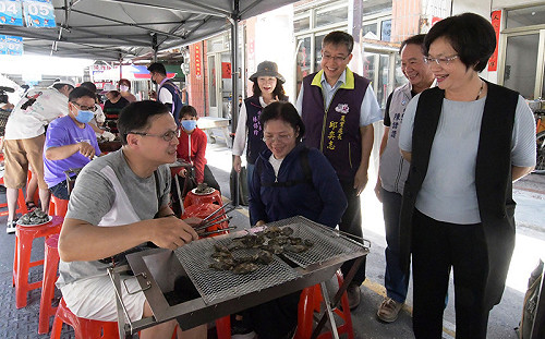彰化王功漁火節登場  千人無懼炎熱天氣火烤鮮蚵
