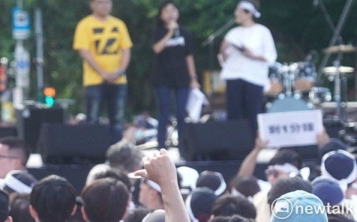 真尷尬！王婉諭上台批柯文哲  遭噓下台被比「倒讚」