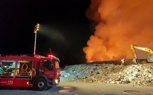 竹縣警消搶救新豐掩埋場火警 增水線防延燒西濱公路