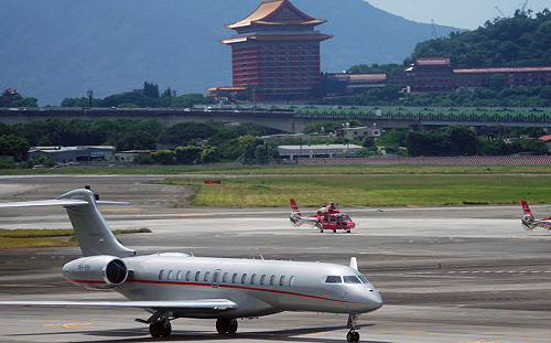 蘇姿丰專機降落台北松山機場