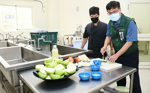 偏鄉中央廚房溫馨上菜 高市教育局長親自下廚秀手藝