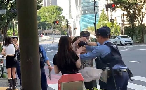 (影) 蠻橫強國人！陸女新宿拳打腳踢日警 網友批：只敢欺負文明國家警察！