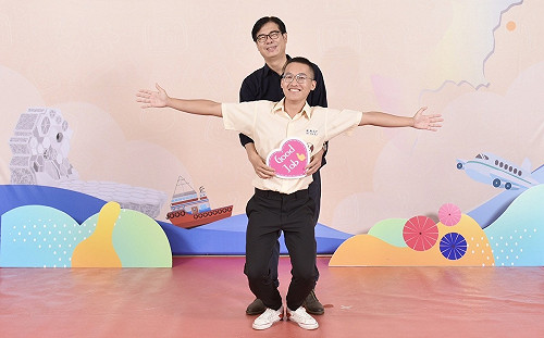 與模範生及畢業生合影 陳其邁：共享榮耀與喜悅