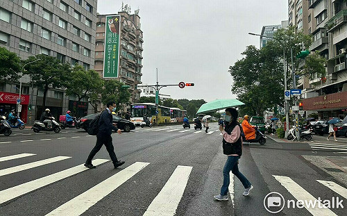 記得帶傘！北台灣鋒面接近有雨   中南部仍悶熱