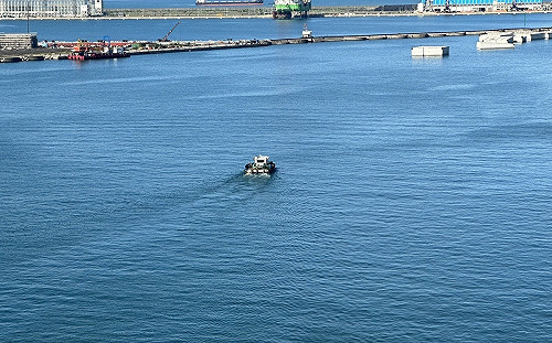 天使輪高雄港外海進水半沉沒   緊急動員打撈落海空貨櫃