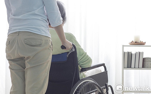 減輕照顧者負擔！長照司7月試辦「「長照與身障家照共融據點」計畫