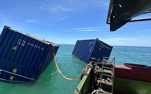 (影) 「天使輪」沉沒貨櫃南漂林園、東港、琉球 已知2拖網漁船受害