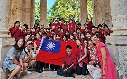 台北愛樂少兒合唱團義大利演出後 持國旗離場