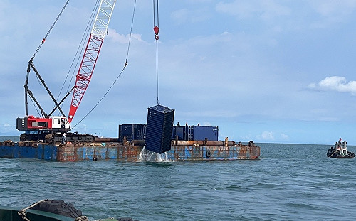 (影)打撈「天使輪」600漂流貨櫃   港務公司投入各式船種28艘