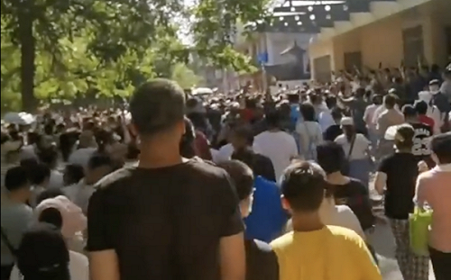 （影）4萬「回流生」盜走當地考生名額? 西安家長集結抗議 警封路阻上訪