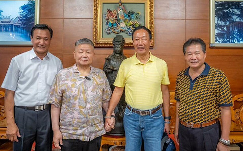 郭台銘赴鎮瀾宮參拜  與顏清標十指緊扣展現好交情　