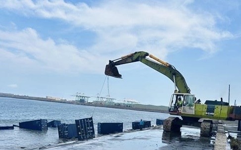 「天使輪」漂流貨櫃剩52只 港務公司持續趕工撈除