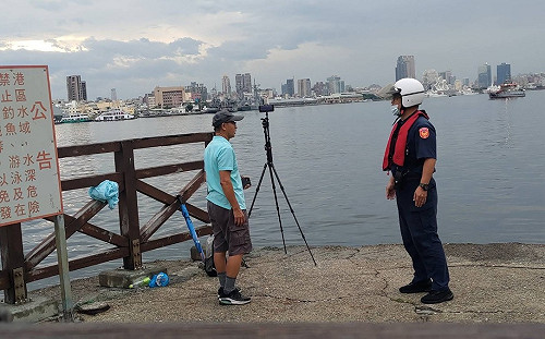 杜蘇芮颱風來勢洶洶 高雄港警總隊勸離80位觀浪民眾