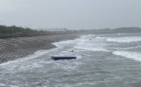  「天使輪」1349只空櫃打撈作業趕工中！港務公司：已拖上岸233只