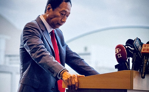 郭台銘啟程訪美　霸氣喊話：全心投入無怨無悔