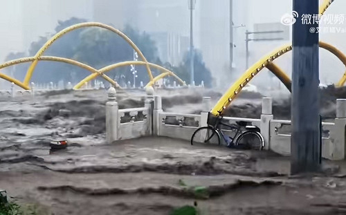 「杜蘇芮」釀北京強降雨! 「千年大計」雄安新區醜態畢露 大批車輛遭沖走