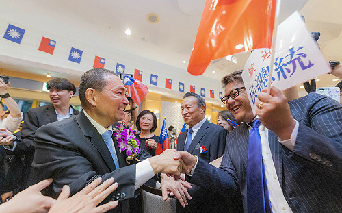 日僑高舉國旗團結力挺 侯友宜喊「台海安定、台灣安全、日本安心」