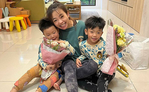 二伯笑了！直擊幼兒園開學日：一個忘記說掰掰一個黏著老師哭