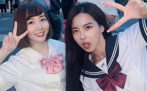 奎丁東京街頭大跳《求佛》！後方「有亮點」 網笑翻：超搶戲