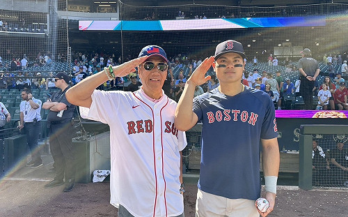 郭台銘快閃看張育成敲二壘安  MLB球場重現「永遠忠誠」 