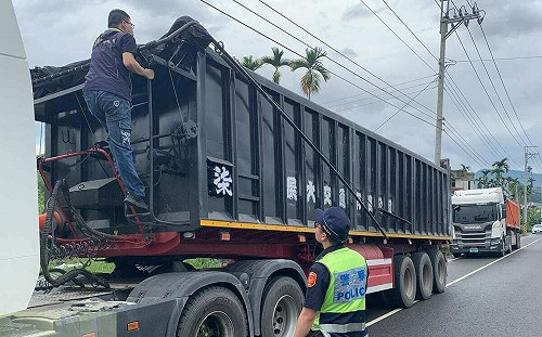 北土南送 嘉縣攔查扣留6輛非法載運車