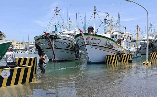 卡努颱風＋百年大潮 馬公、福隆、淡水海水漫堤威脅陸地