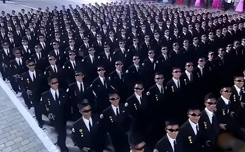 北韓版駭客帝國? 閱兵竟出現這「黑衣人」方陣 曾出過超級美女間諜...