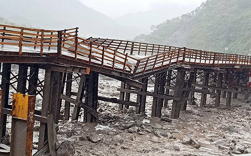 明霸克露橋鋼便橋遭沖毀 公路總局預計一週內搶通