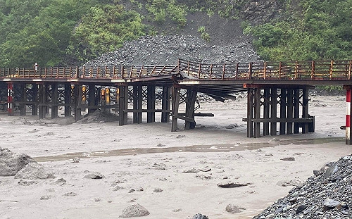 明霸克露便橋遭土石流沖毀 甲仙工務段拼一週內搶通