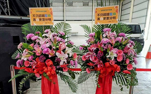 話中有話！民眾黨4周年黨慶 王婉諭贈花籃 : 不只超越藍綠，黑白更要分明