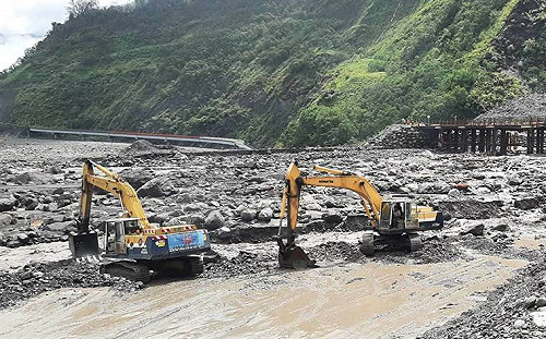 分秒必爭！公路總局假日出勤搶時間 估一周搶通玉穗溪底涵管便道