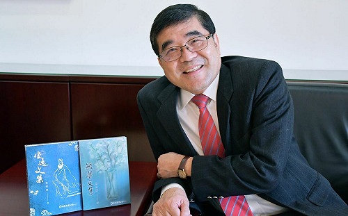 兩代拚教育82年  高醫大校長楊俊毓獲師鐸獎榮耀獻父親