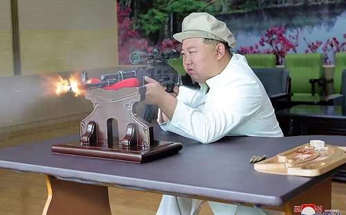 金小胖親自開槍了! 金正恩連3日視察軍工廠 韓媒 : 背後有這雙重目的....