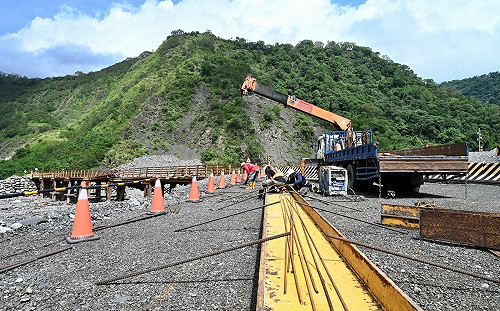 桃源又成孤島 明霸克露橋河床涵管便道再遭沖毀