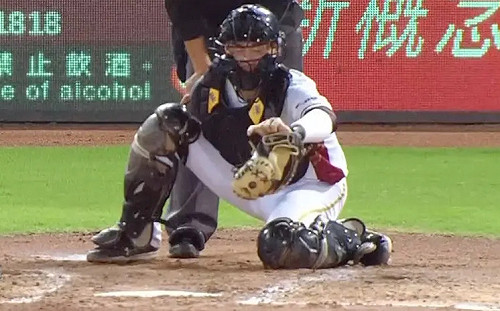 (影)超罕見畫面！陳家駒擦棒球擊落捕手手套