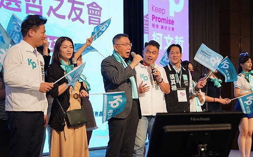 楊寶楨為民眾黨物化空服員爭議辯稱｢被連結｣ 謝震武嚴肅糾正：硬拗