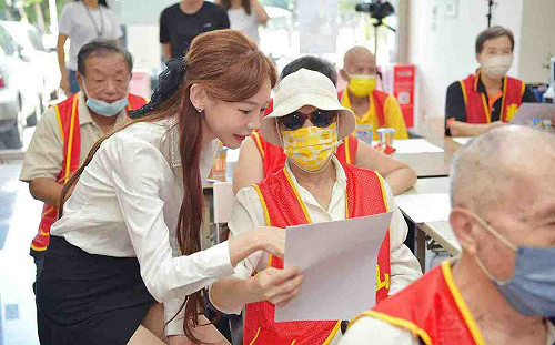 網紅長腿美女長瀨昆妮教唱日文歌 與華山老人同樂