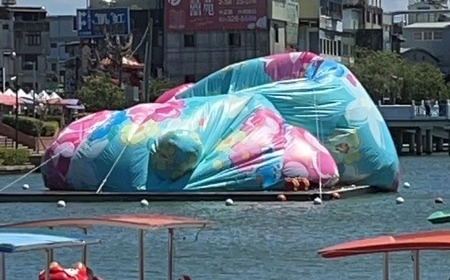 Hello Kitty中暑倒下？ 桃市文化局：風大造成固定繩拉扯皮面破損