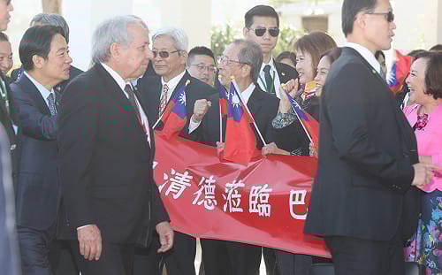 賴副總統抵巴拉圭 僑胞熱情歡迎