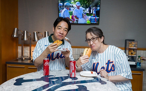 賴清德加碼秀與蕭美琴嗑熱狗 網喊「最期望搭檔」